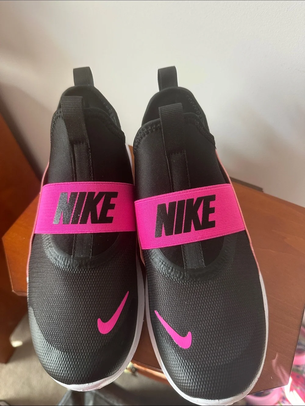 NWOT Nike Kids Black & Hot Pink Slip-On Sneaker 6.5 Y